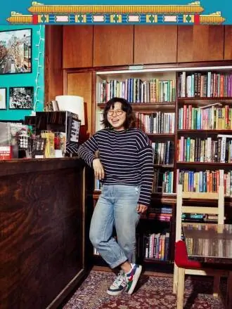 Владелец книжного магазина Люси Ю.