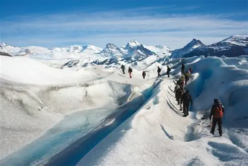 Ледоходы исследуют ледник Перито-Морено в национальном парке Лос-Гласиарес, Аргентина.