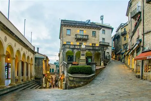 Улицы Сан-Марино встроены прямо в гору Титано.