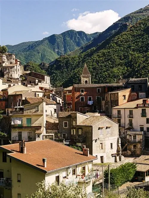 В провинции Козенца Калабрии средневековый город Орсомарцо находится в границах национального парка Поллино.