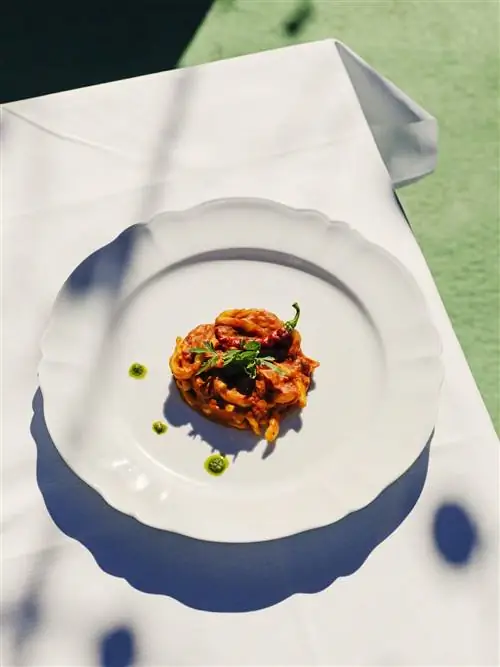 Типичное и любимое калабрийское блюдо, filega con la 'nduja - паста ручной работы в соусе из помидоров и лука Tropea - в ресторане Ristorante da Nico e Lilly в Тропее, Калабрия.