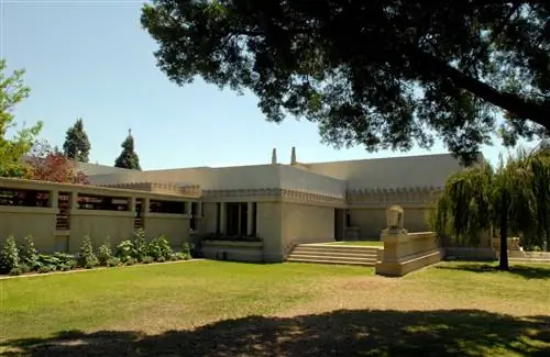 После закрытия на пару лет во время пандемии Hollyhock House снова открыт для посетителей.