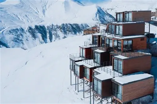 В некоторых номерах курортного отеля Quadrum Ski and Yoga есть террасы и джакузи.