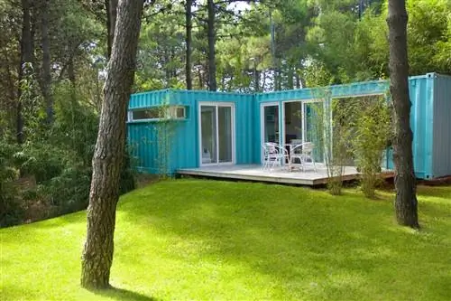 Контейнеры в Alterra Glamping делят землю с художественной галереей.