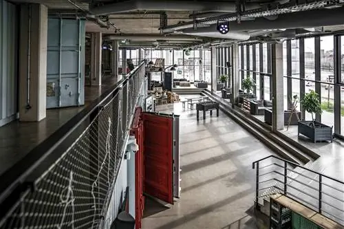В роскошном хостеле Dock Inn также есть кинотеатр, сауна на крыше, стена для скалолазания и бар.