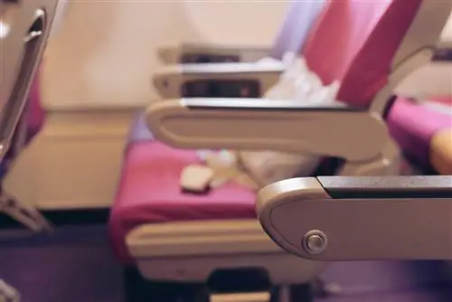 Некоторые подлокотники можно поднять нажатием (секретной) кнопки.