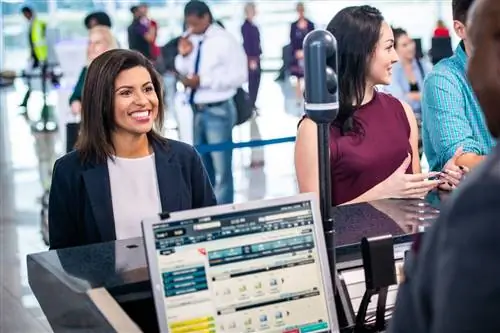 На входе установлены камеры распознавания лиц.