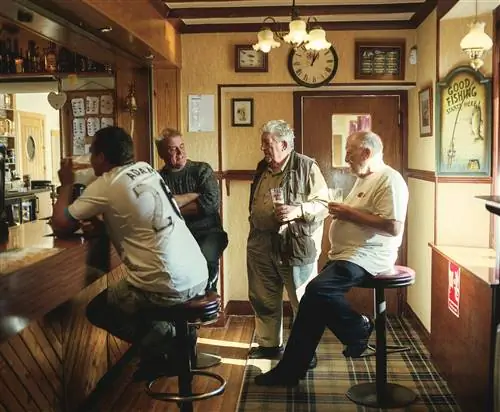 Местные жители пьют пинту пива в баре-ресторане Halladale Inn в Мелвиче.