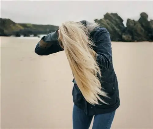 На пляже возле пещеры Сму в Дернессе