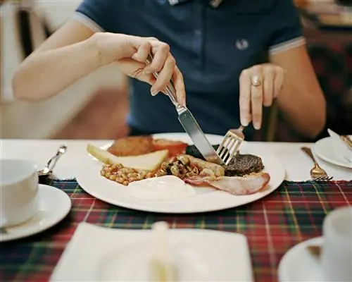 Классический шотландский завтрак в Smuggler’s Inn - пабе внутри башни Акергилл - включает печеную фасоль и черный пудинг.