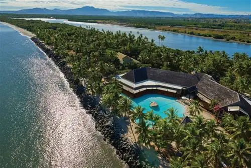 Курортный отель DoubleTree by Hilton Hotel Fiji-Sonaisali Island расположен на частном острове.