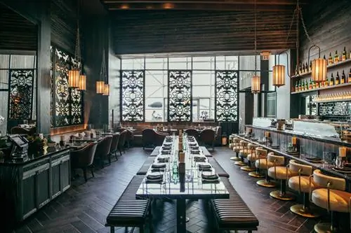 Поужинайте в высококлассной азиатской закусочной Monkitail в великолепном отеле Diplomat Beach Resort Hollywood во Флориде, который является частью коллекции Curio.