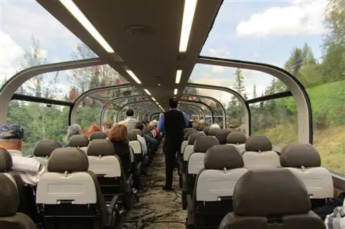 Гости могут полюбоваться панорамным видом на пустыню Аляски из кабины со стеклянным куполом.