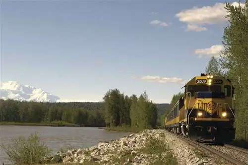 Поезд Hurricane Turn следует по 55-мильной петле, огибающей край национального парка Денали.