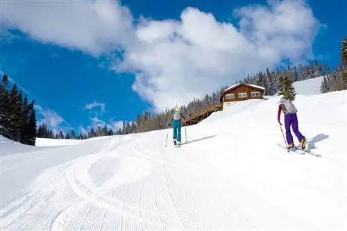 Поскольку альпинисты поднимаются по основным трассам курорта, они часто ограничены определенными районами или временем дня.