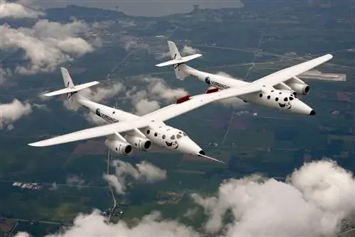 Материнский корабль Virgin Galactic WhiteKnight2 Eve дебютирует на крупнейшем в мире авиасалоне в Ошкоше, штат Висконисин, в понедельник, 27 июля 2009 г. в космос. Air to Air примерно в 10 милях к западу от Ошкоша.