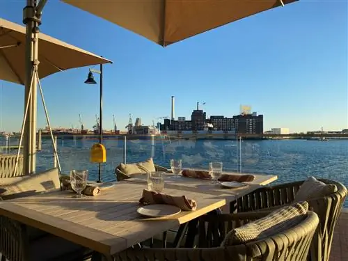 Стол с видом в отеле Canopy by Hilton B altimore Harbour Point