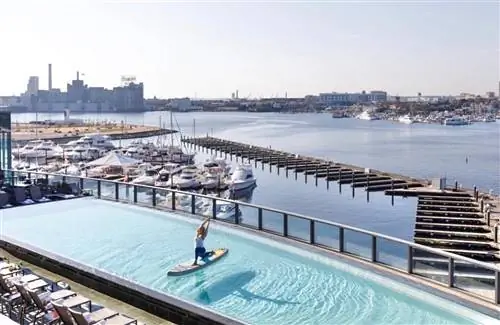 Пейзажный бассейн на крыше отеля Four Seasons B altimore