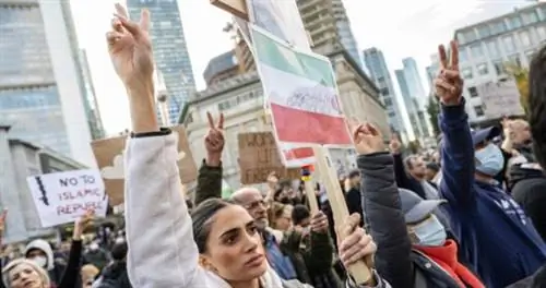 Гессен, Франкфурт-на-Майне: Демонстранты во время митинга на Россмаркт против политического режима в Иране. Протесты и митинги солидарности проходят по всему миру после смерти 22-летнего подростка в Тегеране. Гессен, Франкфурт-на-Майне: Демонстранты во время митинга на Россмаркт против политического режима в Иране. Протесты и митинги солидарности проходят по всему миру после смерти 22-летнего подростка в Тегеране.