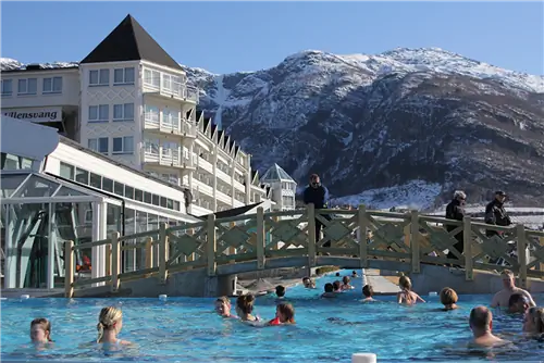 Семейная купальная зона отеля Ullensvang включает джакузи на открытом воздухе.