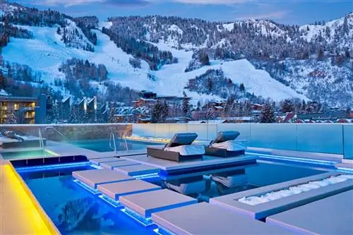 С террасы у бассейна на крыше отеля Residences of the Little Nell открывается вид на всемирно известные горнолыжные склоны горы Аспен.
