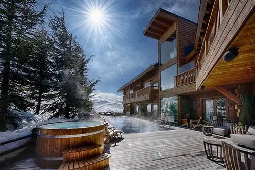 Испанский горнолыжный курорт Эль-Лодж предлагает единственный открытый бассейн с подогревом в Сьерра-Неваде.