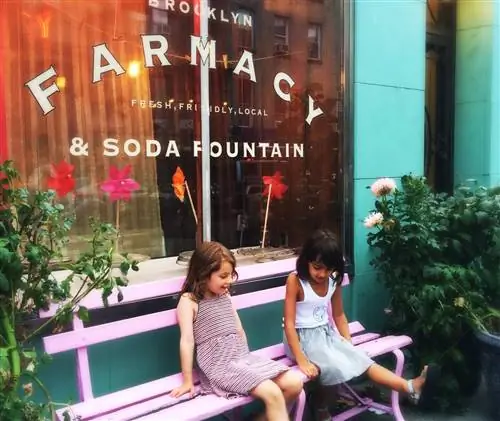 Brooklyn Farmacy & Soda Fountain - это ностальгическая страна фантазий для крошечных вкусовых рецепторов, где вас ждут такие вкусняшки, как банановые палочки и тягучие сыры на гриле.