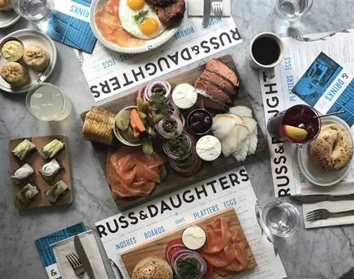 В «аппетитном магазине» Russ & Daughters вы можете купить одни из лучших рогаликов в городе, намазанные или загруженные именно тем, что хотите вы и дети.