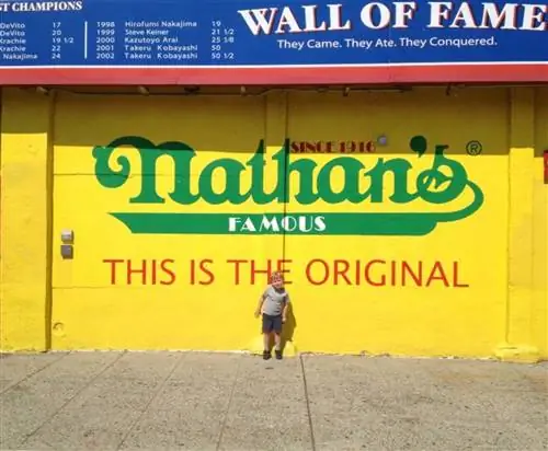 Хот-доги, картошка фри и лимонад никогда не выйдут из моды - все это основные продукты ресторана Nathan’s Famous на Кони-Айленде.