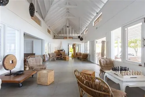 Отель Moorea Beach Lodge располагает шикарными побеленными бунгало.