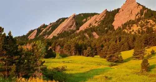 Утюги Боулдера, группа скал из песчаника, на закате