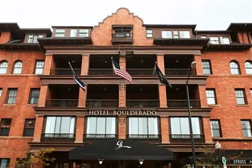 Фасад отеля Boulderado в Боулдере, штат Колорадо.