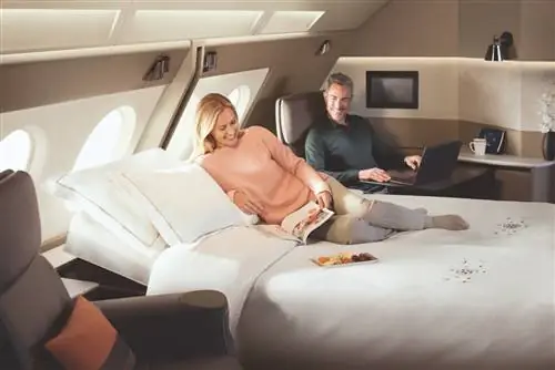 Двуспальные кровати в самолете Singapore Airlines A380.