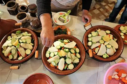 На кулинарной демонстрации в Riad Dar Tagine студенты научились выкладывать овощи на мясо в глиняных тажинах.