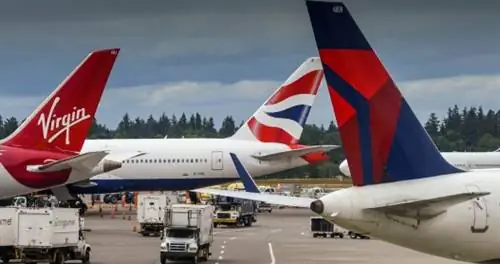 Самолеты на взлетно-посадочной полосе