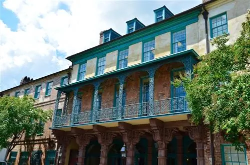 Кремово-оранжевое здание с голубым балконом