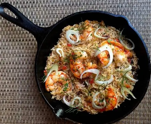 Креветки с луком и рисом в чугунной сковороде