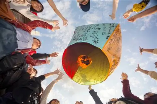 Люди празднуют Тайваньский фестиваль фонарей Пинси