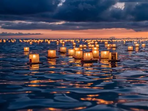 Фонари, плавающие в океане во время церемонии плавания фонарей на Гавайях