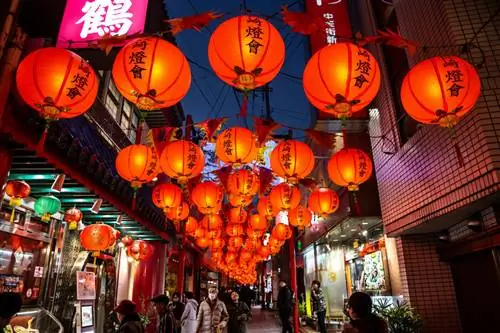 Красные фонари висят в переулке в Нагасаки, Япония.