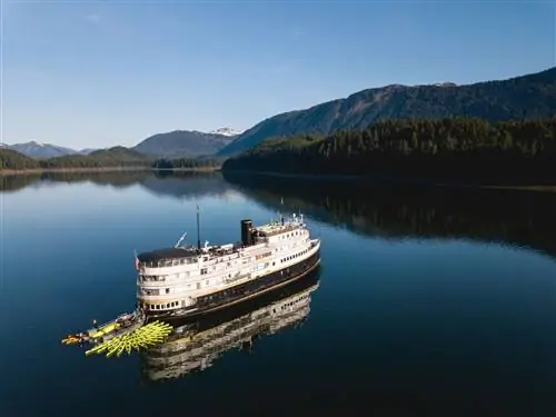 Помимо дневной остановки в Glacier Bay, SS Legacy совершает заходы в порты в зависимости от погоды, дикой природы и прихотей.
