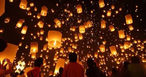 Толпа смотрит на фонари в небе над Чиангмаем