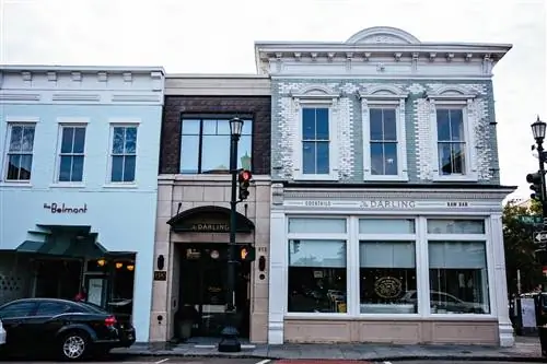 Ряд зданий вдоль улицы