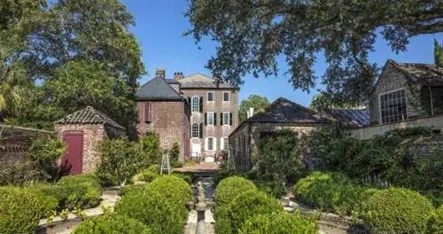 Здания из коричневого кирпича в окружении зелени