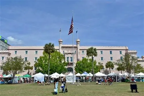Палатки возле белого здания