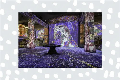 "Густав Климт: «Золото в движении» было в цифровом виде сопоставлено с архитектурой восстановленного Промышленного сберегательного банка эмигрантов напротив мэрии Нью-Йорка.