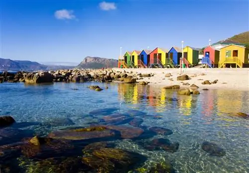 Красочные пляжные хижины Muizenberg расположены в Сент-Джеймс, примерно в 30 минутах от центра Кейптауна.
