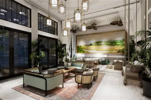 Большое произведение искусства висит в холле отеля.