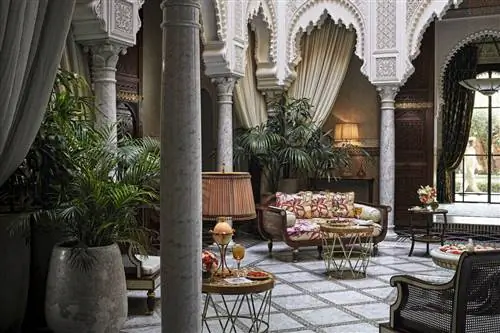 Каждый номер в роскошном отеле Royal Mansour представляет собой отдельный риад с внутренним двором.