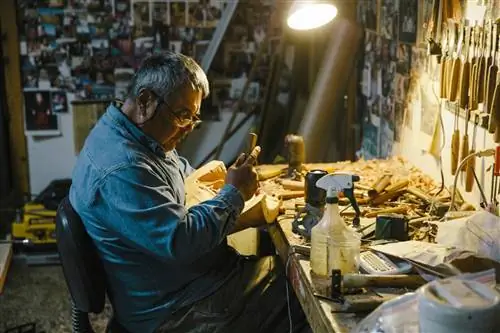 Рег Дэвидсон, местный резчик в своей мастерской.